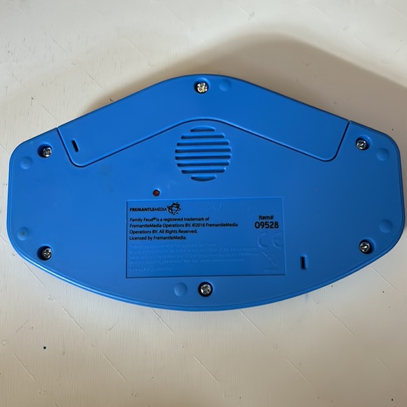 Family Feud handheld game, in great condition - Picture 2 of 2